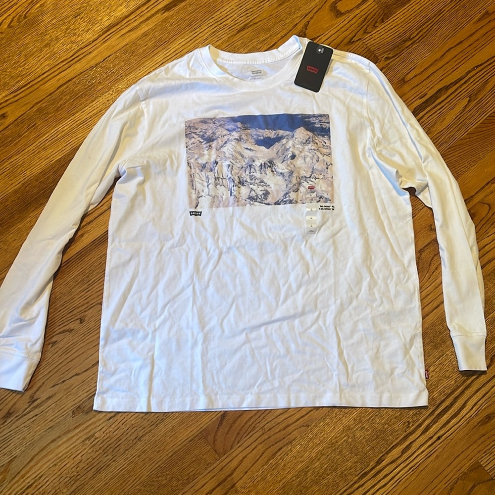 NWT Men’s Levi’s T shirt